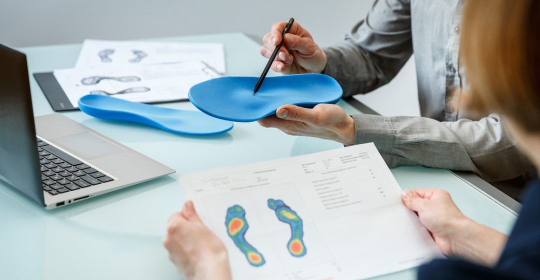 Doctor,Consulting,Patient,On,Custom,Orthotic,Insoles,In,A,Clinic
