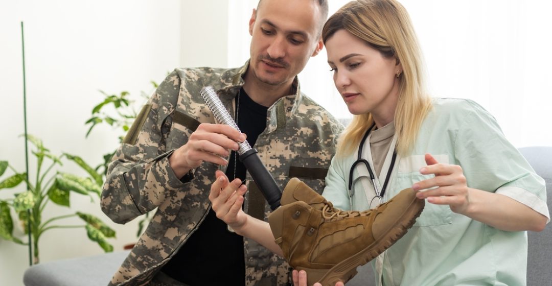 woman,helping,male,army,man,with,prosthetic